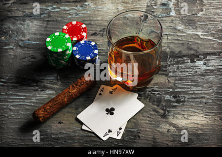 Zigarre, chips für Glücksspiele, trinken und Karten spielen auf Holztisch. Poker-Konzept Stockfoto