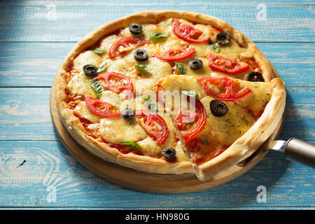 Margarita Pizza am Tisch aus Holz Stockfoto
