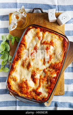 klassische Lasagne auf Backblech zubereitet Stockfoto