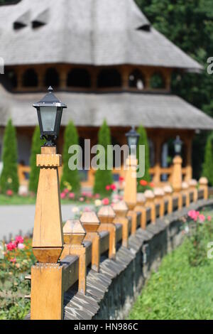 Hölzernen Zaun und Haus Ziegelgebäude Stockfoto