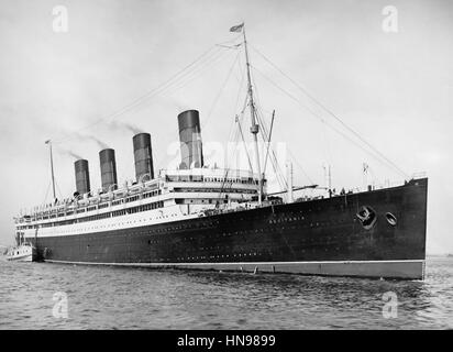 RMS AQUITANIA Cunard Line transatlantischen Passagierschiff (1913-1950) im New Yorker Hafen auf seiner Jungfernfahrt im Mai 1914 gezeigt Stockfoto