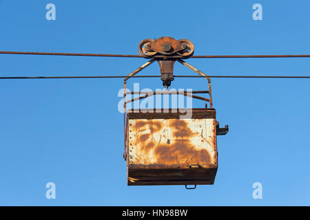 Eimer auf die Pendelbahn führt von der alten Kohle Bergwerk in Longyearbyen, Svalbard, Norwegen Stockfoto