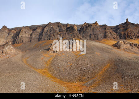 Geröll unten erodierten Felsformationen an Adventdalen, Longyearbyen, Svalbard / Spitzbergen Stockfoto