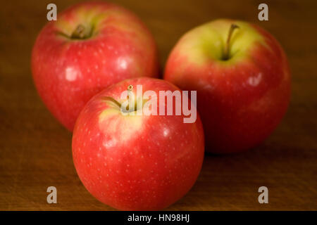 Nahaufnahme von drei Pink Lady Äpfel Stockfoto