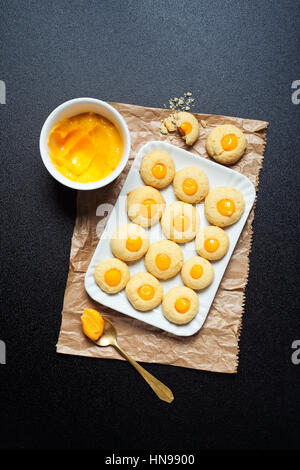 hausgemachtes Gebäck mit Zitronencreme Stockfoto