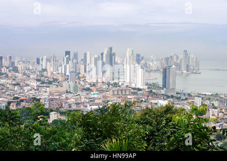 Panama City, Panama - 28. August 2015: Skyline von Panama-Stadt ist von Ancon Hügel am 28. August 2015 in Panama, Mittelamerika gesehen. Panorama Stockfoto