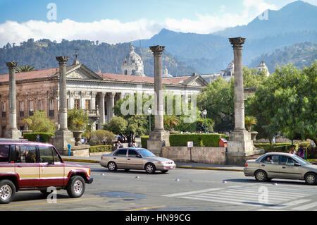 Autos von der zentralen Plaza im historischen Zentrum von quetzaltenango, aka Xela, in Guatemala. städtischen Palast und Bergen im Hintergrund Stockfoto