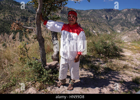 Creel, Chihuahua, Mexiko - 10. Oktober 2014: Indigene tarahumara Mann Rest nimmt unter dem Schatten des Baumes, trägt traditionelle tribal Outfit, in Cop Stockfoto