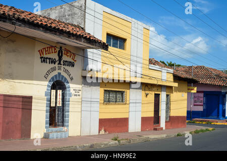 Leon, Nicaragua - 15. Juni 2015: Einfache und bunte Kolonialbauten in der historischen Mitte von Leon, Nicaragua Stockfoto