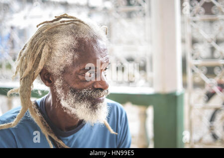 Bluefields, Nicaragua - 15. Juli 2015: portret eines älteren Rasta Mann mit dem langen grauen Dreadlocks am 15. Juli 2015 in bluefields, Nicaragua im karibischen Raum Stockfoto