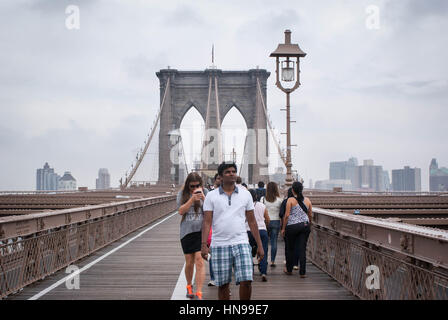 New York, USA – 22. September 2014: Touristen Spaziergang die berühmte Brooklynbridge in New York, USA Stockfoto