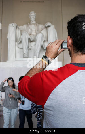 Washington DC, USA - 27. September 2014: Touristen fotografieren und posieren vor der ikonischen Lincoln-Statue am Lincoln Memorial, Washington DC, USA Stockfoto