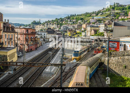 Der Hauptbahnhof und das Stadtzentrum von Montreux, Waadt, Schweiz Stockfoto