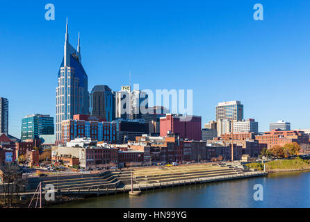 Nashville Skyline und Cumberland River von der Fußgängerbrücke John Seigenthaler, Nashville, Tennessee, USA Stockfoto