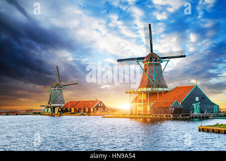 Cumulus-Wolken am Sonnenuntergang über holländische Windmühlen in Rotterdam. Neth Stockfoto