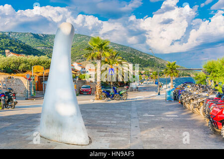 Blick auf Küstenstadt Bl, Insel Brac, Kroatien. Stockfoto