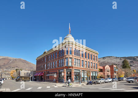 Aspen, USA - 20. November 2016: Elche in der South Galena Street Gebäude. Aspen ist eines der bekanntesten Skigebiete der Welt. Stockfoto