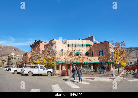 Aspen, USA - 20. November 2016: Menschen überqueren Sie die Straße in der Innenstadt. Aspen ist eines der bekanntesten Skigebiete der Welt. Stockfoto