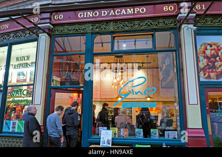Gäste, die mittags im Restaurant Gino D'Acampo Italien Pasta Bar im Leadenhall Market in der City of London, England, in der Schlange STEHEN, KATHY DEWITT Stockfoto
