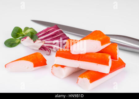 Krabben-Sticks mit Salat Stockfoto