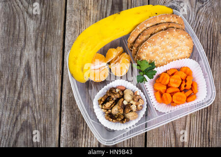 Gesundheit und Fitness Nahrung in Lunchpaket auf hölzernen Hintergrund Stockfoto