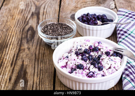 Quark mit Beeren und Chiasamen in Schüssel weiß Stockfoto