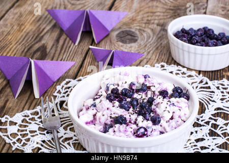 Quark mit Beeren und Chiasamen in Schüssel weiß Stockfoto