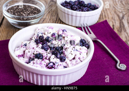 Quark mit Beeren und Chiasamen in Schüssel weiß Stockfoto