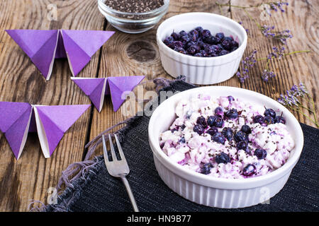 Quark mit Beeren und Chiasamen in Schüssel weiß Stockfoto