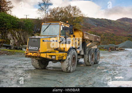 Ein Volvo BM A25C 6 x 6 knickgelenkten Dumper in Elterwater Steinbruch, Cumbria, England. Stockfoto