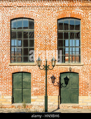 Mauer aus roten Ziegeln von einer alten, verlassenen Seidenfabrik in Soufli, Evros Region Thrakien, Griechenland. Stockfoto