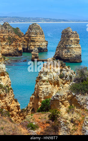 Ponta da Piedade (Gruppe von Felsformationen entlang der Küste von Lagos Stadt, Algarve, Portugal). Stockfoto