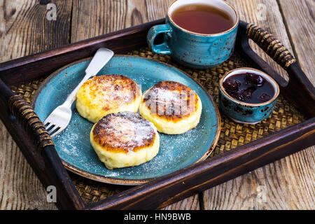 Pfannkuchen mit Honig auf Vintage Schale auf Tablett aus Holz Stockfoto
