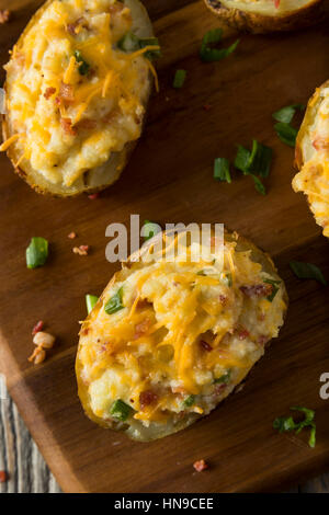 Hausgemachte zweimal gebackene Kartoffeln mit Speck und Käse Stockfoto