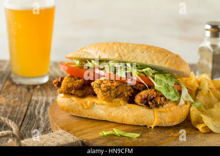 Hausgemachte gebratene Auster Po Boy Sandwich mit Salat und Tomate Stockfoto