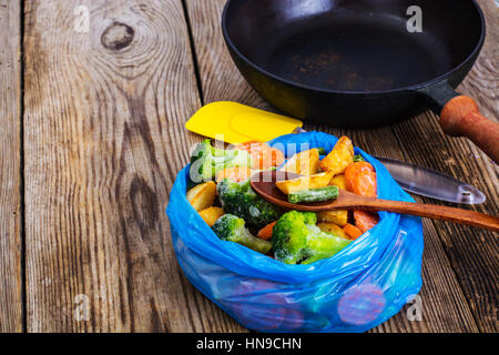 Gemischtes Gemüse in einem blauen Beutel eingefroren Stockfoto