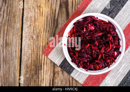Rote-Bete-Eintopf mit verschiedenen Gemüsen, gehackt Stockfoto