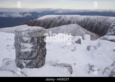 Ben Nevis, der höchste Berg in Großbritannien der Gipfel Cairn im Winter Zeit mit. Highland, Schottland. Stockfoto