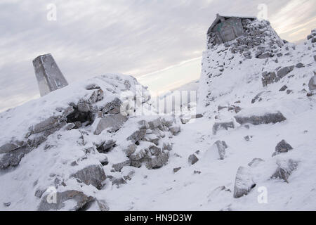 Ben Nevis, der höchste Berg in Großbritannien die Gipfel Cairn und Zuflucht Hütte Haus im Winter mit. Highland, Schottland. Stockfoto