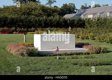 Das Grab von Franklin & seiner Frau Eleanor Roosevelt auf seinem Anwesen Fomer, Springwood, im Hyde Park, New York, United States. Stockfoto