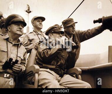 US-General Douglas MacArthur, Center, Brigadier General Courtney Whitney, links, und Generalmajor Edward Almond, beobachten Naval Beschuss von USS Mt. McKinley während der Invasion von Inchon im Koreakrieg 14. September 1950. Stockfoto