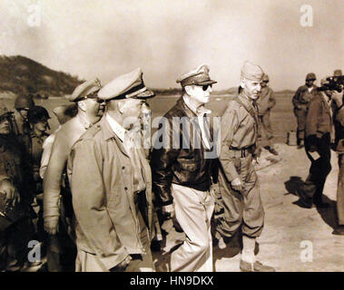 US-General Douglas MacArthur, Zentrum, Vice Admiral Arthur Struble, rechts, und Generalmajor Oliver P. Smith inspizieren Hafenanlagen während der Invasion von Inchon im Korea-Krieg 15. September 1950. Stockfoto