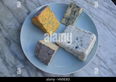 Verschiedene Arten von Käse auf einer Platte Stockfoto