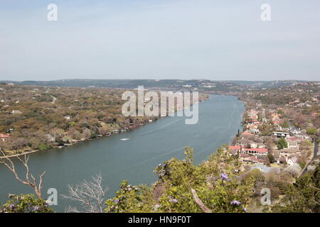 Ein Blick auf den Colorado River in Austin von der Spitze der Wanderung Stockfoto