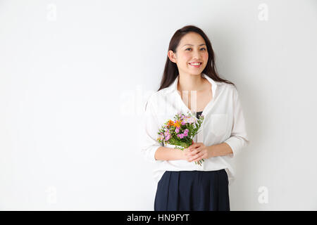 Attraktive Japanerin in einem luftigen Raum Stockfoto