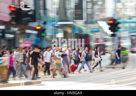 Fußgänger im Business District von Hong Kong Stockfoto