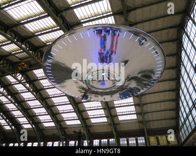 Ross Lovegrove 'UFO' Installation bei Lille Flandres Bahnhof, Frankreich als Teil des Lille3000 fantastisch, Winter 2012. Stockfoto