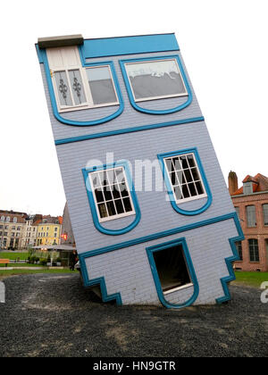 "Tombée du Ciel" kopfüber Haus gebaut vom französischen Künstler Jean-François Fourtou, in Lille, Frankreich. Teil des Lille3000 fantastisch in 2012 Stockfoto