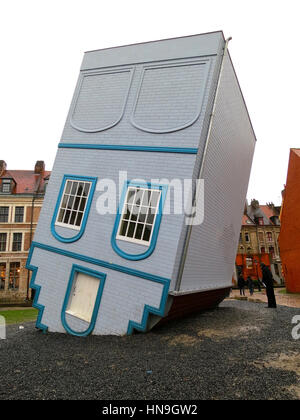 "Tombée du Ciel" kopfüber Haus gebaut vom französischen Künstler Jean-François Fourtou, in Lille, Frankreich. Teil des Lille3000 fantastisch in 2012 Stockfoto