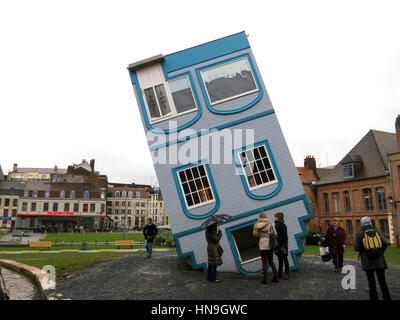 "Tombée du Ciel" kopfüber Haus gebaut vom französischen Künstler Jean-François Fourtou, in Lille, Frankreich. Teil des Lille3000 fantastisch in 2012 Stockfoto